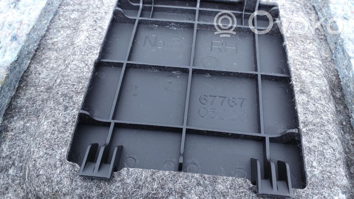 Toyota Avensis T250 Verkleidung Heckklappe Kofferraumdeckel 6775005070