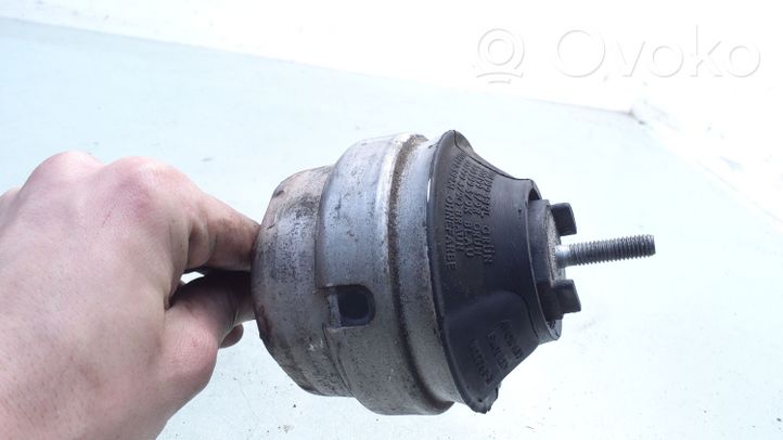 Volkswagen PASSAT B5 Soporte de montaje del motor 8D0199382L