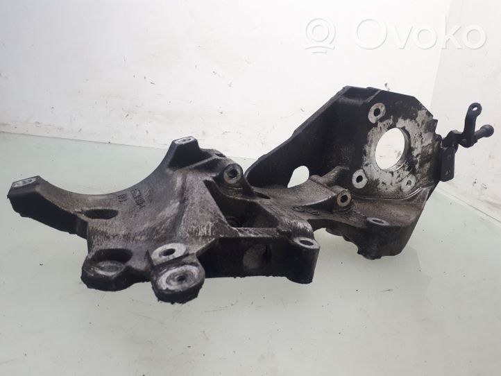 Skoda Yeti (5L) Soporte del alternador 03L903143D