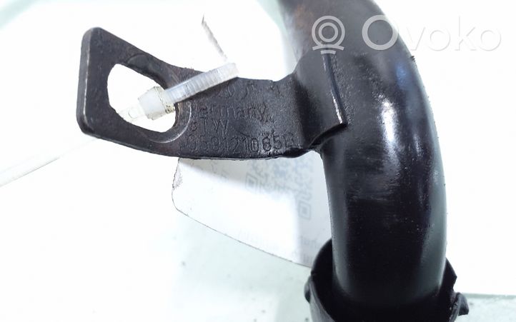 Audi A6 S6 C5 4B Engine coolant pipe/hose 059121058A