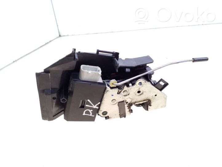 BMW 5 E39 Front door lock 8235113