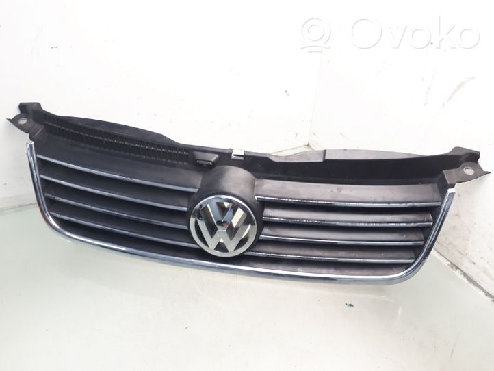 Volkswagen PASSAT B5.5 Etupuskurin ylempi jäähdytinsäleikkö 3B0853601C