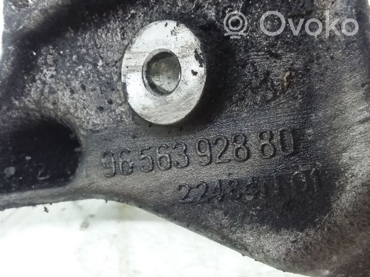 Volvo V70 Mocowanie pompy wspomagania układu kierowniczego 9656392880
