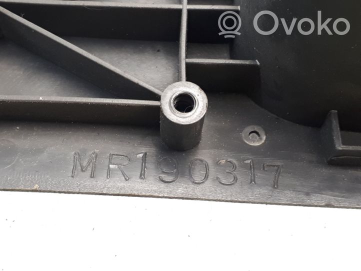 Mitsubishi Colt Rivestimento della maniglia interna per portiera anteriore MR190317