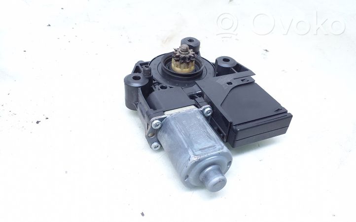 Renault Megane III Front door window regulator motor 0130822478