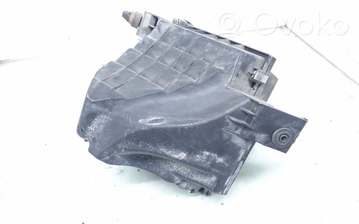 Volkswagen PASSAT B5.5 Boîtier de filtre à air 058133843