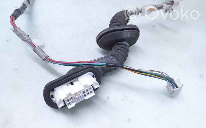 Toyota Avensis T270 Cableado de puerta trasera 8215305290B