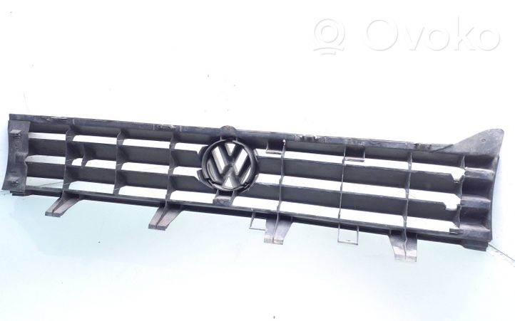 Volkswagen PASSAT B2 Etusäleikkö 321853653N