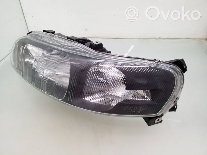 Volvo V70 Lampa przednia 05051119