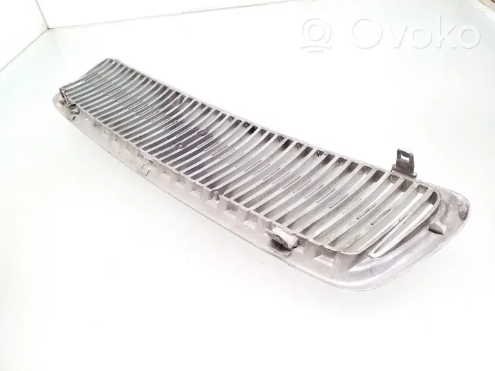 Volvo V70 Grille calandre supérieure de pare-chocs avant 8659875