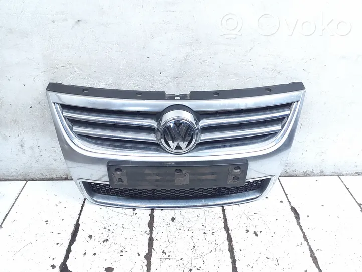 Volkswagen Touareg I Grille calandre supérieure de pare-chocs avant 7L6853651H