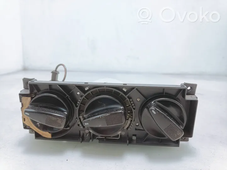 Volkswagen PASSAT B4 Panel klimatyzacji 357819045A