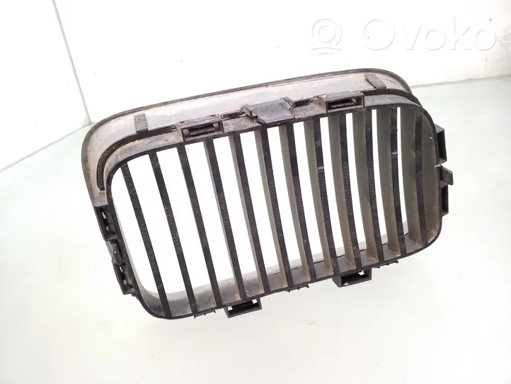 BMW 3 E36 Grille de calandre avant 8122237