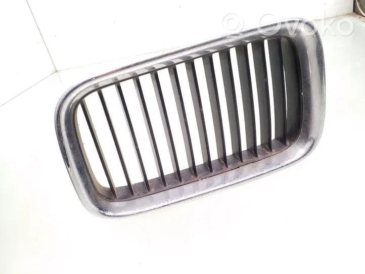 BMW 3 E36 Grille de calandre avant 8122237