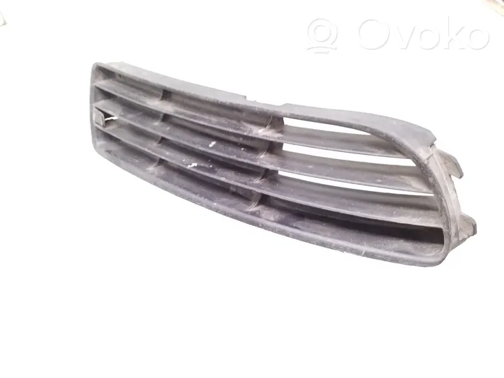 Audi A4 S4 B5 8D Grille inférieure de pare-chocs avant 8D0807346G