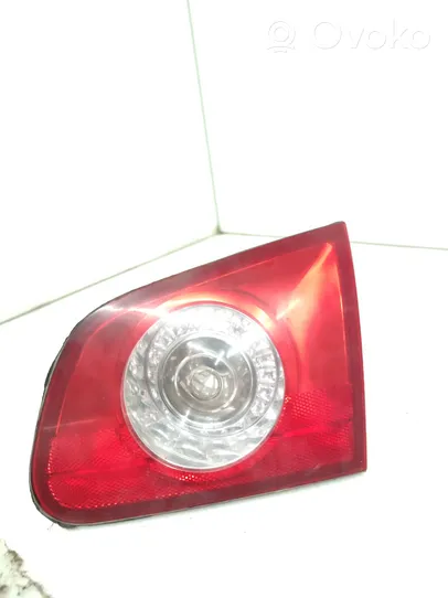 Volkswagen PASSAT B6 Lampy tylnej klapy bagażnika 3C9945094