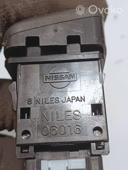 Nissan Almera N16 Przycisk świateł awaryjnych 06016