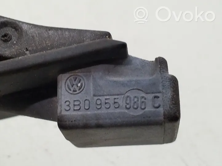 Volkswagen PASSAT B5 Difusor de agua regadora de parabrisas 3B0955986C