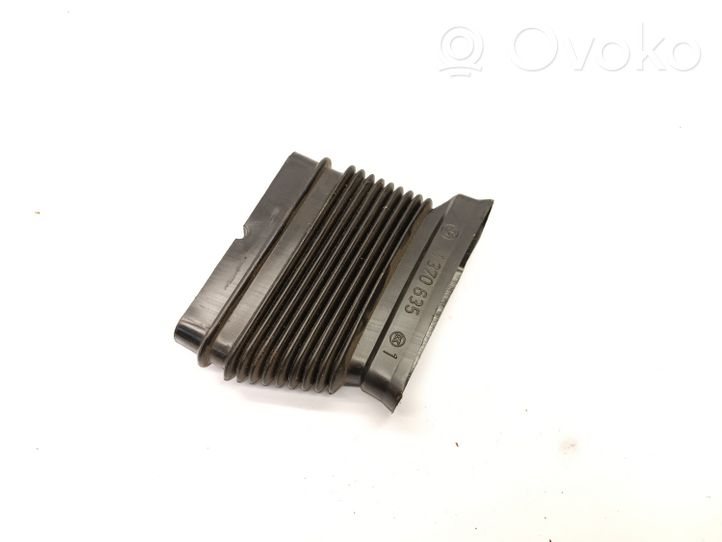 BMW 3 E30 Conduit d'air (cabine) 1370635