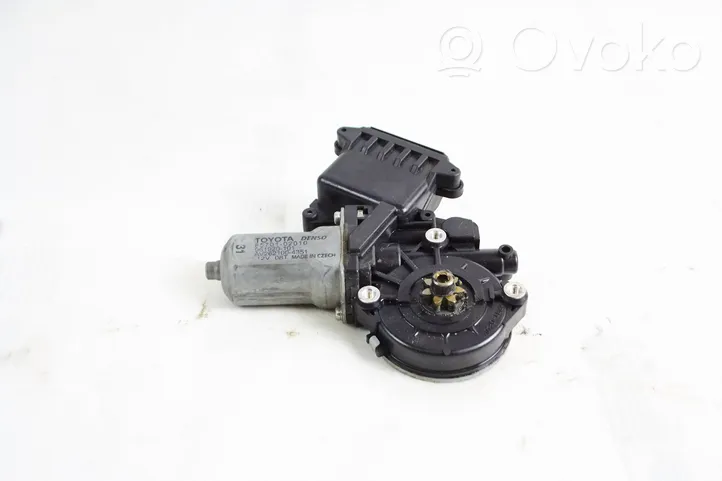 Toyota Avensis T270 Moteur de lève-vitre de porte avant 8570102010