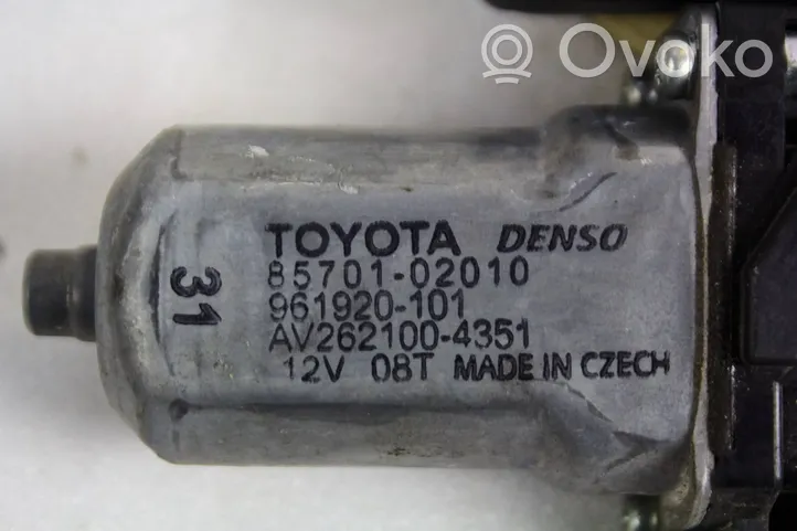 Toyota Avensis T270 Priekinis varikliukas langų pakėlėjo 8570102010