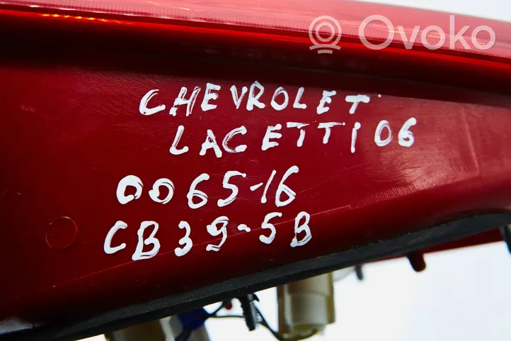 Chevrolet Lacetti Feux arrière sur hayon 311198l