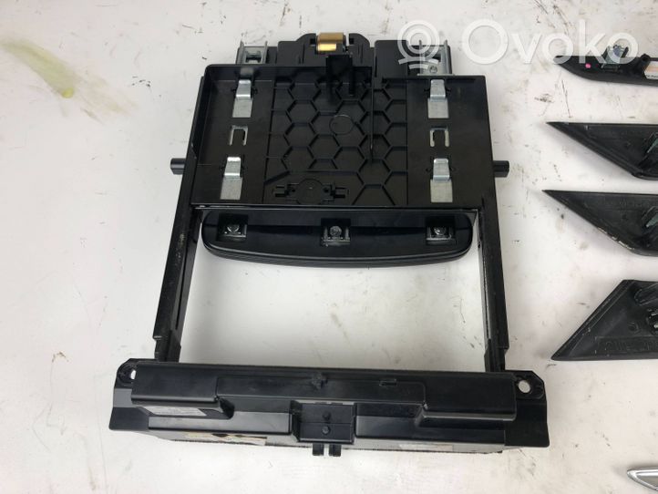 Maserati Levante Set di rivestimento del pannello della portiera 670015136