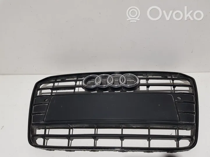 Audi A5 8T 8F Grotelės viršutinės 8T0853651G