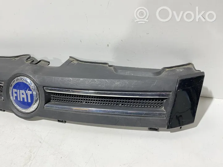 Fiat Panda II Maskownica / Grill / Atrapa górna chłodnicy 735353899