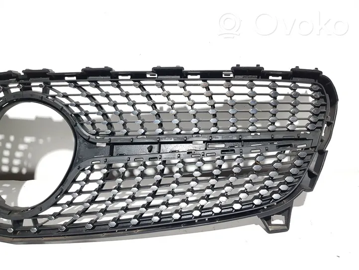 Mercedes-Benz A W176 Grille calandre supérieure de pare-chocs avant A1768881760