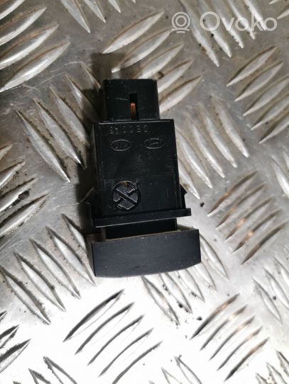 KIA Sorento Przycisk / Przełącznik ogrzewania szyby przedniej / czołowej 8w64030002