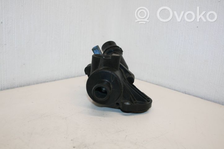 Audi A4 S4 B6 8E 8H Termostat / Obudowa termostatu 