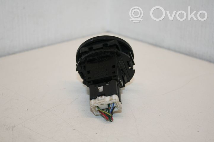 Nissan X-Trail T30 Hazard light switch 06016