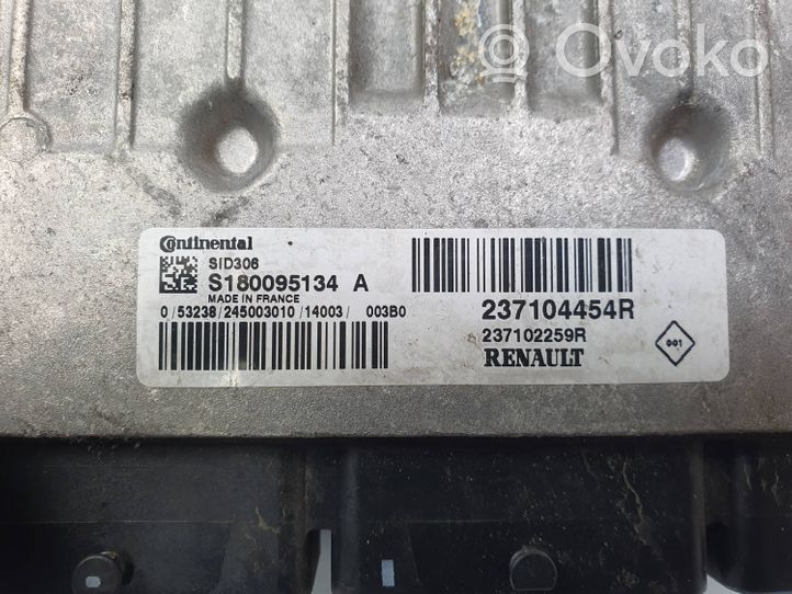 Dacia Duster Komputer / Sterownik ECU silnika 237104545R