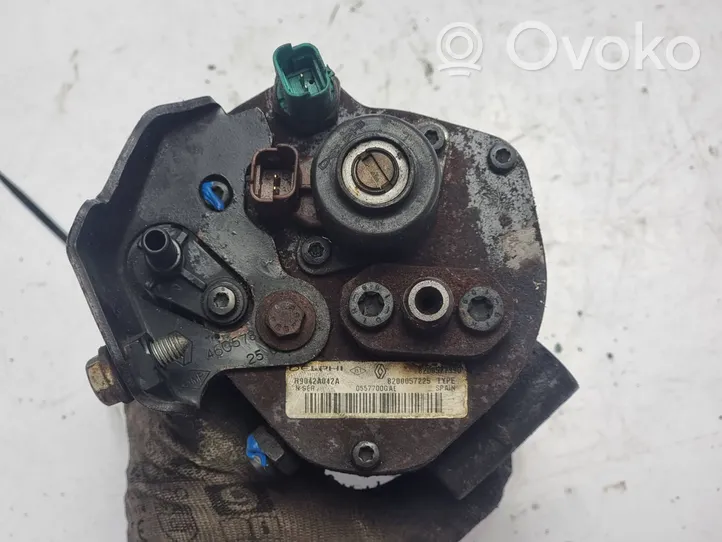 Renault Clio III Pompe d'injection de carburant à haute pression 8200057225