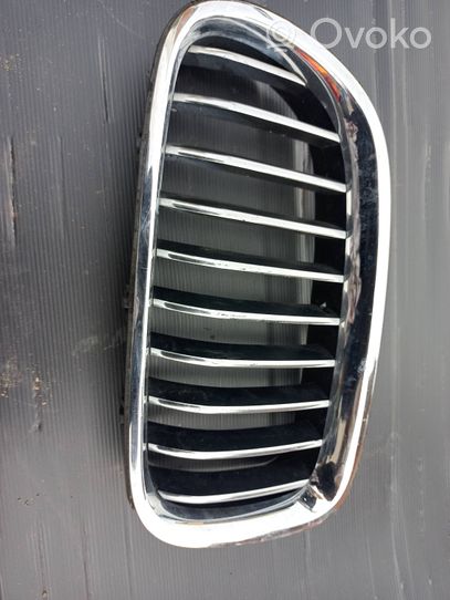 BMW 5 F10 F11 Grille calandre supérieure de pare-chocs avant 7336477