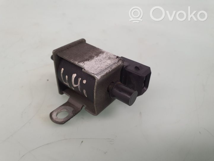 BMW X5 E53 Valve vacuum 11741742711