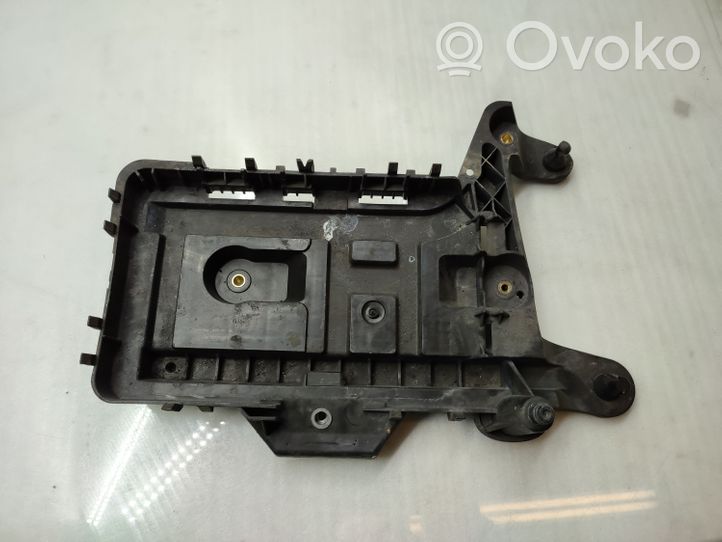 Volkswagen Touran II Boîte de batterie 1K0915333