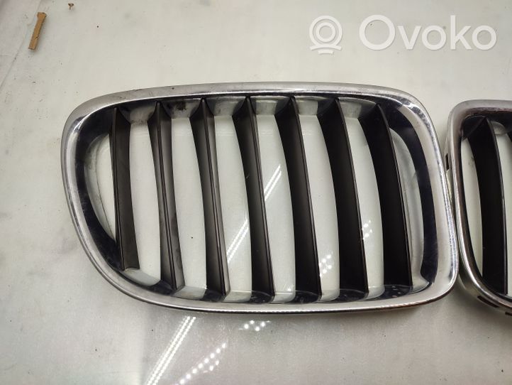 BMW X1 E84 Maskownica / Grill / Atrapa górna chłodnicy 2993305