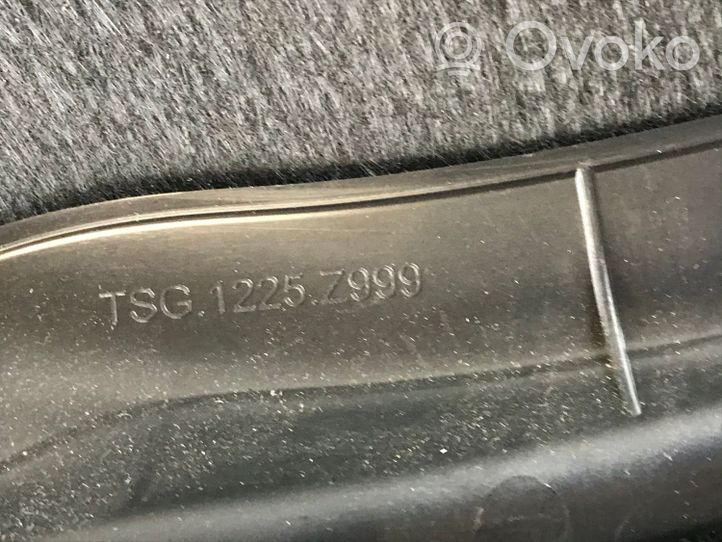 Audi A4 S4 B9 Apatinis, bagažinės šono, apdailos skydas 8W5863880C