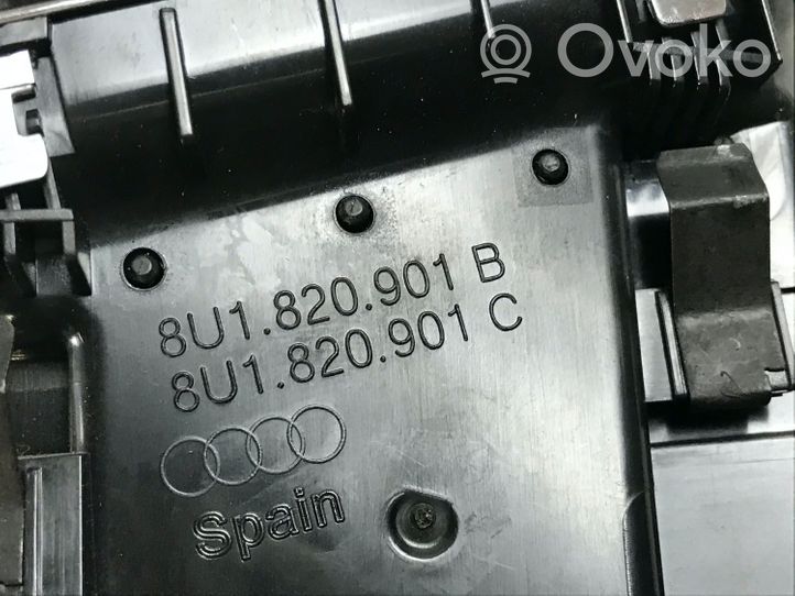 Audi Q3 8U Kojelaudan sivutuuletussuuttimen kehys 8U1820901C