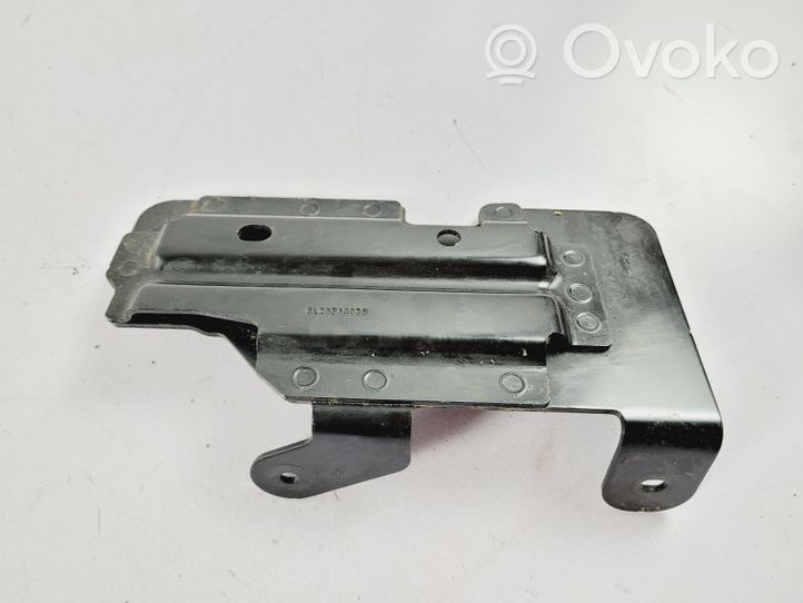 Nissan Pathfinder R52 Boîte de batterie 5L205AC035