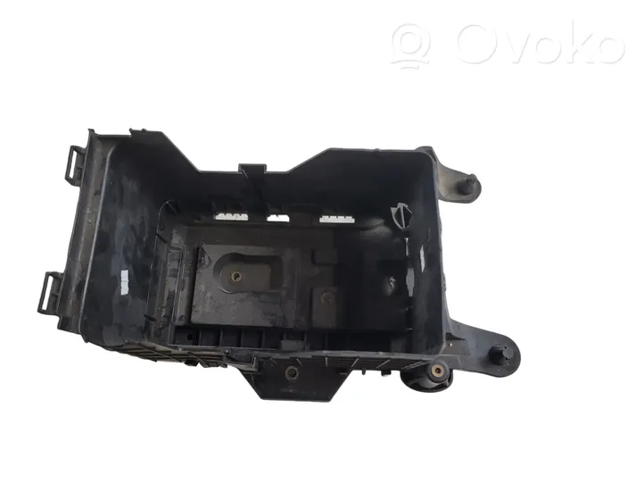 Volkswagen PASSAT B7 Support boîte de batterie 1K0915326B