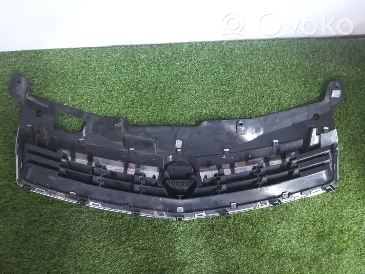 Opel Astra H Front bumper upper radiator grill 13225780