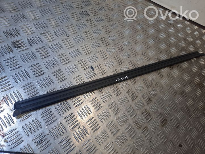 Volkswagen Jetta VI Rivestimento modanatura del vetro della portiera anteriore 5C6837479