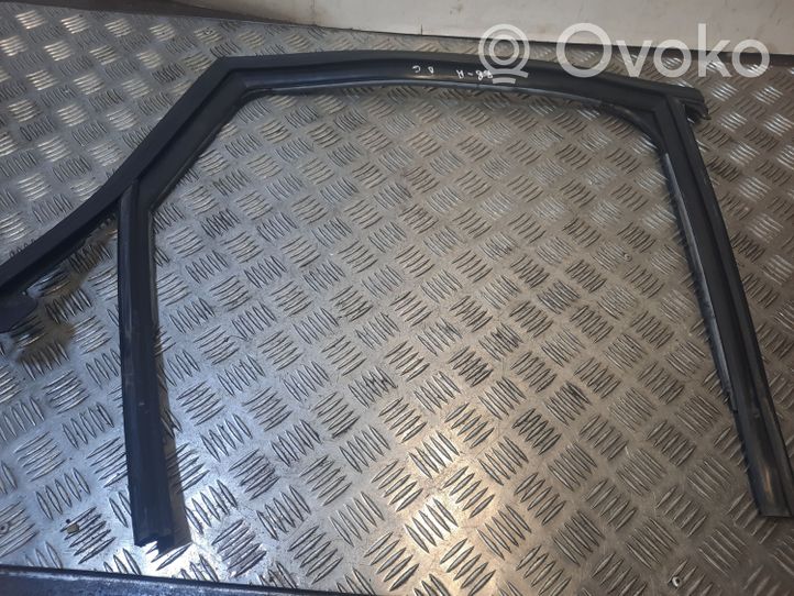 Audi A4 Allroad Guarnizione in gomma finestrino/vetro portiera posteriore 9K9839440F