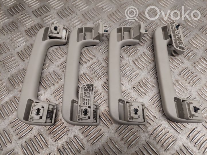 Audi Q7 4L Un set di maniglie per il soffitto 8P0857607K