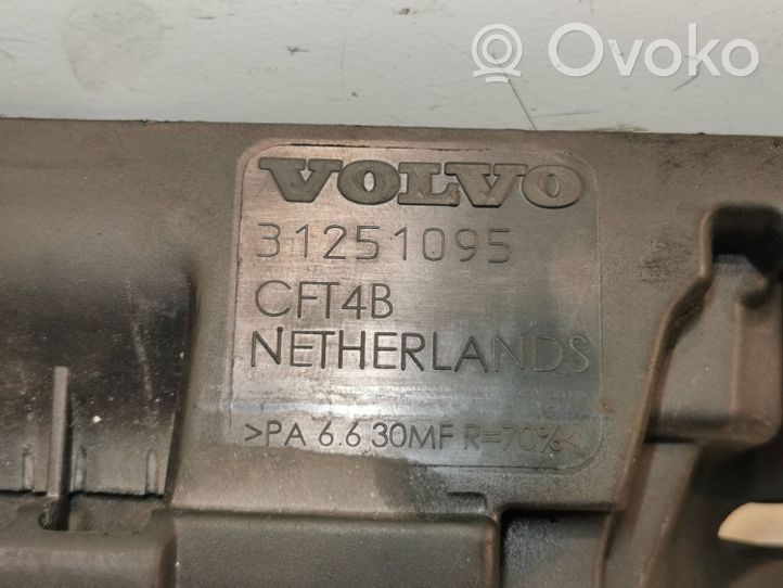 Volvo V70 Variklio dangtis (apdaila) 31251095