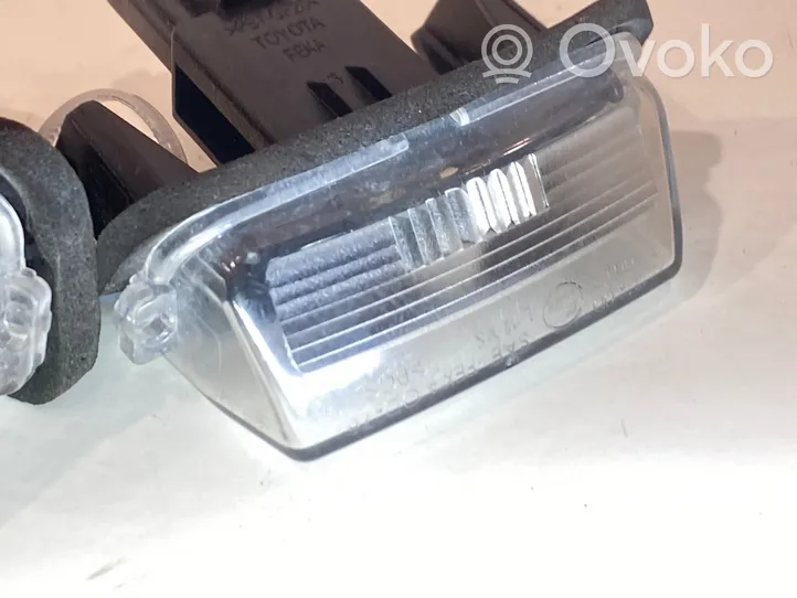 Toyota Avensis T270 Lampa oświetlenia tylnej tablicy rejestracyjnej PBTGF20