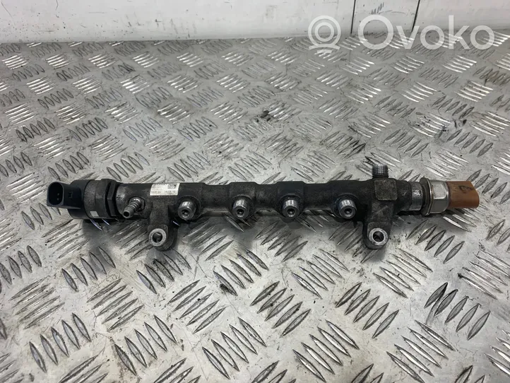 Volkswagen PASSAT CC Fuel distributor 2346938